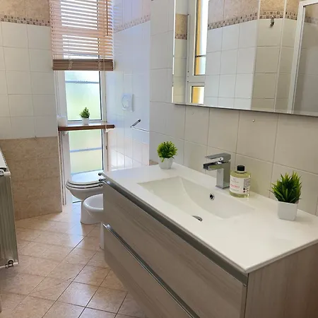 10' Malpensa Airport, Alongside Train Station Apartment