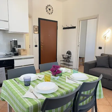 10' Malpensa Airport, Alongside Train Station Apartment